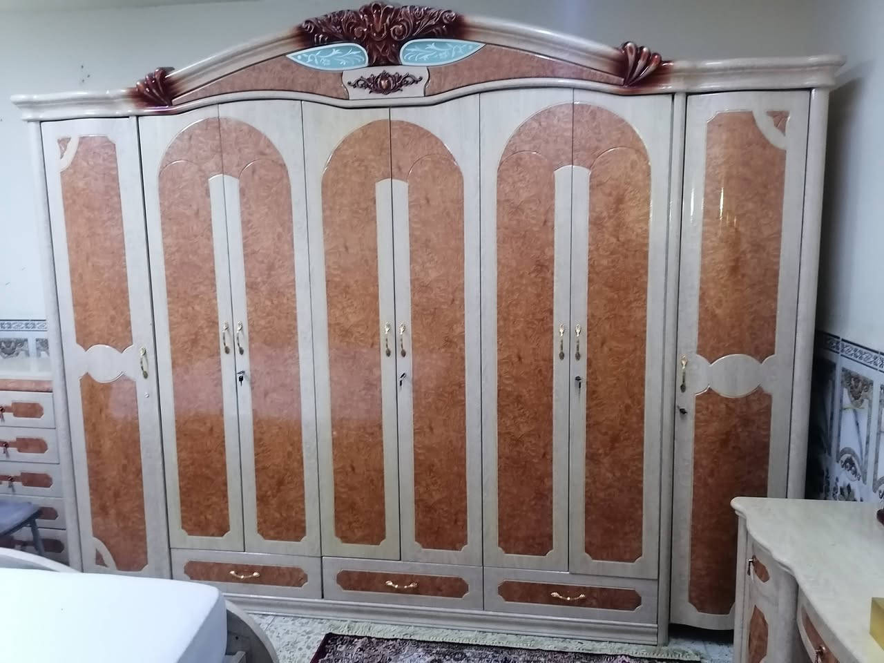 السلام عليكم غرفة ماليزي كنتور 8ابواب 5قطع السعر 200 الف *********** حسينية الراشدية الضباط
