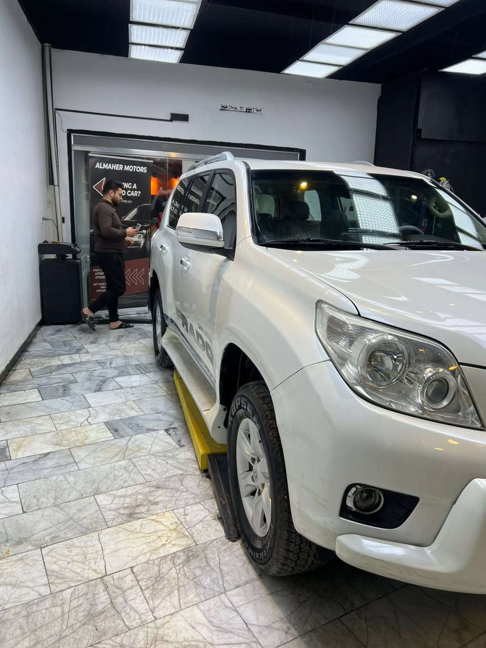 برادو ابيض موديل 2012( سرداري )
مواصفات  : TXL
. محرك 4000 ، 6 سلندر
. بصمة عدد 2
 . فتحة .
 . ثلاجة . 
. تبريد 3 قطع 
. فور ويل . 
. اشاير بل المري 
. مري شفط
. كراسي جلد بيجي 
. تحكمات ستيرن فول
 . 7 راكب
.السيارة جاهز و جدا جديده
* مكفول من الصبغ والتبديل والبارد ✅
دعامية امامية مصبوغ للجماليه بدون ضرر
* المحرك والكير و إكسال بحالة الوكالة ✅
السيارة ماشية 167 الف كيلو حقيقي
. رقم بغداد مشروع موازي وبسمي
. السعر ( 290 $ ) ورقة💰
. عنواني بغداد الحرية
. رقم الهاتف ( ‭0786 399 4686‬ ) 📍غير متواجد على الفيس اتصال فقط
