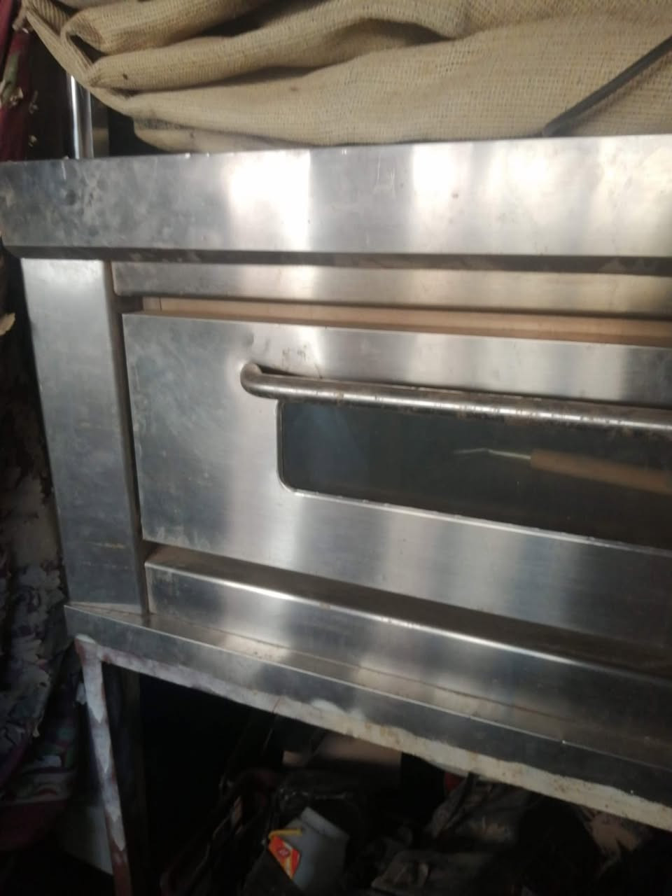 السلام عليكم مكلف بالنشر
فرن بيتزا حجري احترافي
حجم كبير مناسب للإنتاج العالي
 توزيع حرارة ممتاز وطبخ متساوي
يحافظ على حرارة ثابتة لفترة طويلة
 ويا الفرن ميز حديد قوي ومتين
📌 مناسب للمطاعم، الكافيهات، والمشاريع المنزلية
📌 جاهز للعمل مباشرة
📍 الموقع: (البصره _ الطويسه _ مقابل مدرسة الخنساء )
📞 للاستفسار والتواصل: (***********)
