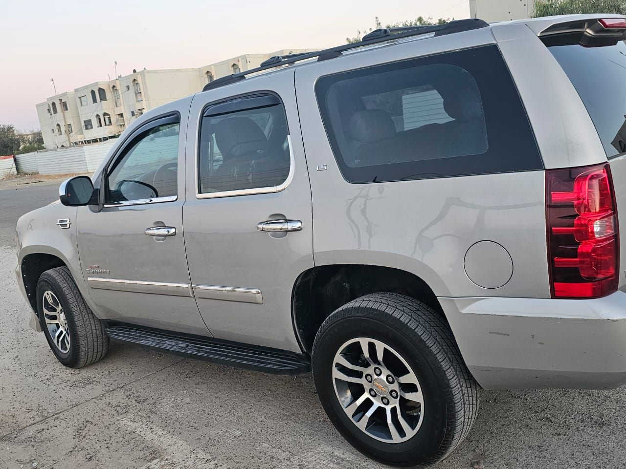 تاهو 2007 للبيع
سيارة كاملة ضخم تاير جديد

حدادية وصدر واحد على واحد 

السيارة قطعتين مثل ماموضح بل سونار .

محرك 5.3.

3 قطع تبريد .

حساسات خلفيه .

كامرة خلفية .

السيارة بيها بصمتين .

 مثبت سرعة.

بريك كهربائي.

تحكم استيرن .

.

7(راكب).

 مقعد امامي كهربائي 

هيتر كشنات .

تبريد تدفئة شغال جيد جداً.

مكينة وكير وكهربئيات درجة أولى .

داخل نضيف بحالة الوكالة ..

الايت العالي زنون .

السيارة استخدام شخصي .

الرقم خصوصي.

 مشروع وطني رقم دولي رسمي 

السيارة بأسمي.

(شرط التحويل)  

السيارة فول نصبة كاملة على اخر حباية

اي استفسار 

الرقم ***********
