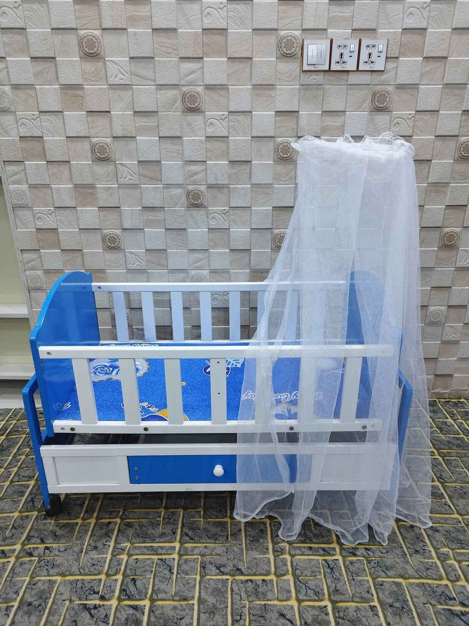 السلام عليكم  كاروك طفل استعمال قليل نظيف جدا عنوان تقية  الاولى  السعر 50 الف للتواصل ***********
