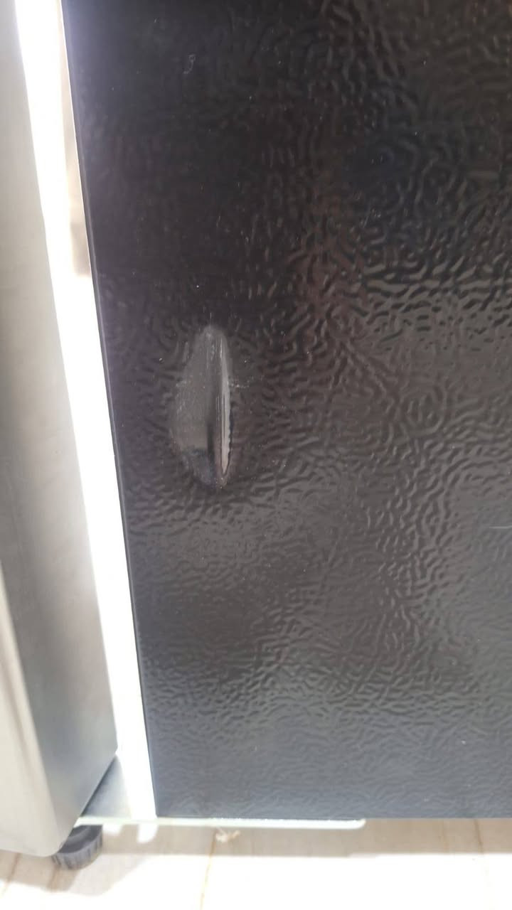 ثلاجه الحافظ ٢٤ قدم ثلاجه جديدة بالكارتون مامستعملة ابد فقط بيها ضربه صغيرة كما موضح بصورة سعرها ٥٠٠ الف بيها مجال رقم ***********
