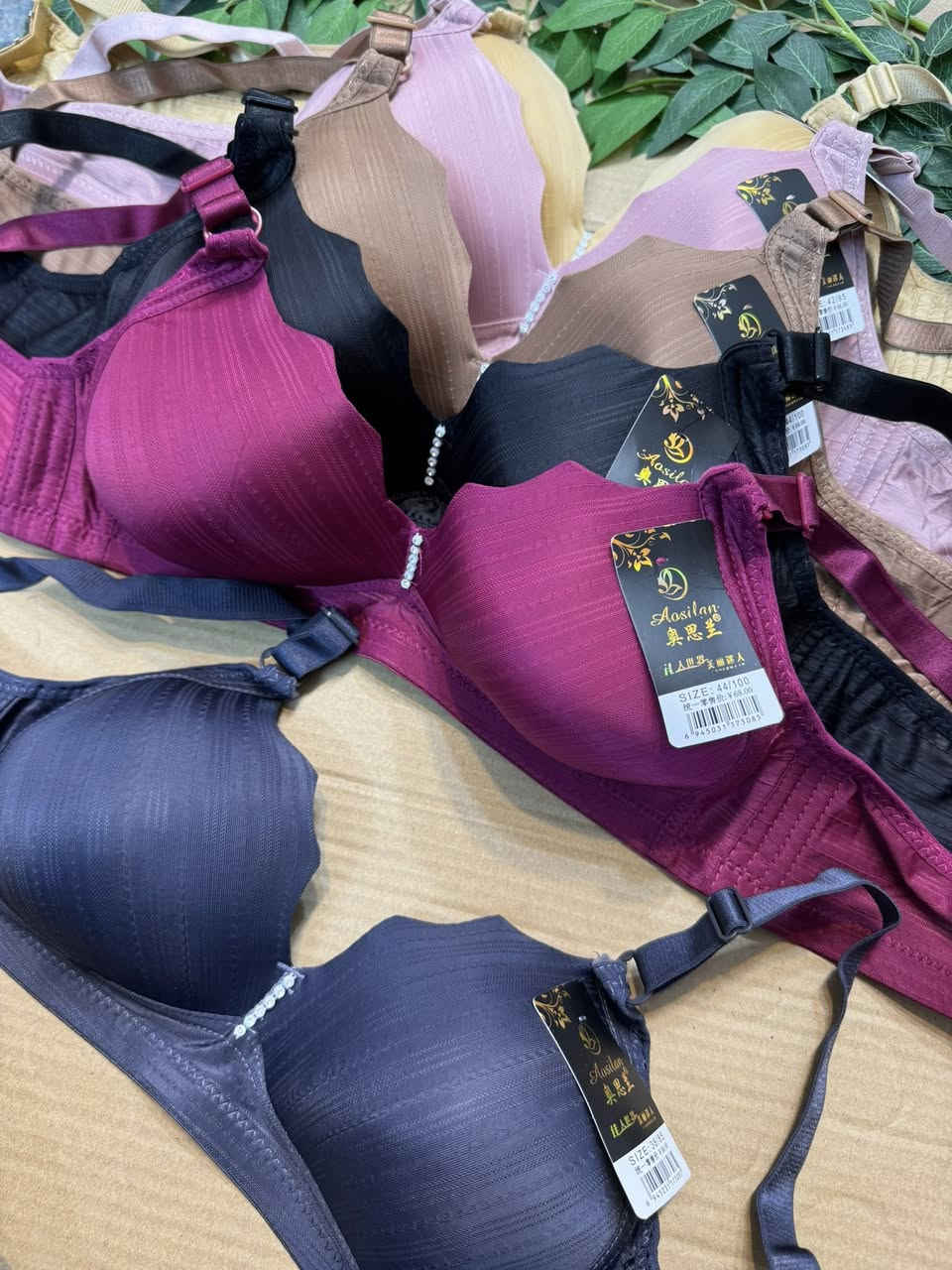 تشكيلة منوعة من الحمالات فقط سفنج وكورسي قياسات نسائي عادي. خاص للحجز والاستفسار واتساب ***********
