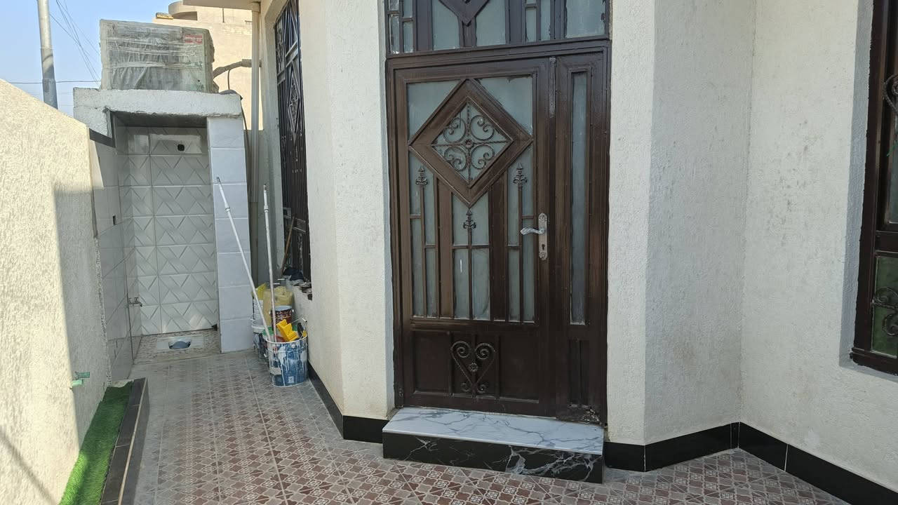 بيت للبيع في حي الحكيم المساحه ١٦٠متر طابو زراعي سند ٢٥ نزلت الوائليه ثالث فرع عن الشارع العام خدمات ماي مجاري كهرباء تبليط البيت جاهز للستفسار اتصال على  الرقم ***********
