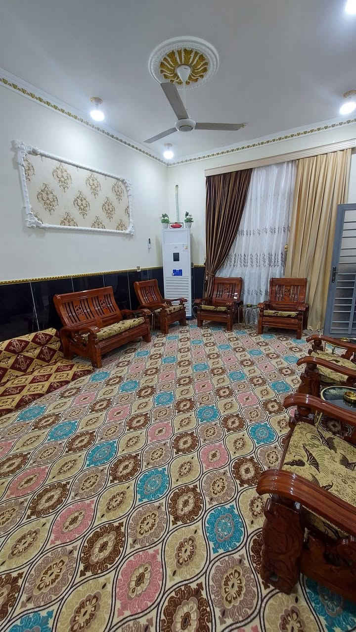 يالله 
دار زراعي للبيع مساحة البيت ٢٠٠م طابقين في منطقة الصخيين قريب جدا شارع العام
 بناء درجة أولى بناء طابوق وسقف كونكريت مسلح واساس بتلو صب ٥٠×٥٠ يتكون من طابقين /  
  الطابق الأول يحتوي على غرفتين 6×4واستقبال10×4.5 وصالة ومطبخ وصحيات داخلية وخارجية وطارمه ومنور.                                    طابق الثاني هيكل مسقف يحتوي على غرفتين 6×4وصالة كبيرة وصحيات.                    
 واجهة البيت كاملة مطبك سيراميك  ارتفاع الستاره 180س  خدمات ماء كهرباء ومجاري وشارع ١١م مدارس قريبة 
السعر خاص للمزيد 
 او اتصال بالأرقام التالية 
***********
***********
للمزيد من المعلومات يمكنكم التواصل معنا 
على صفحة الفيس بوك ( الامل للعقار) 
للمزيد من العروض على الفيس بك 
https://www.facebook.com/profile.php?id=100087963616783&mibextid=2JQ9oc

للمزيد من العروض على حسابنا التيليجرام (الامل للعقار)
https://t.me/ameralkabe

للمزيد من العروض على حسابنا الواتساب (الامل للعقار)
https://chat.whatsapp.com/GRFrcEXw0J88CVE83bhb8v
