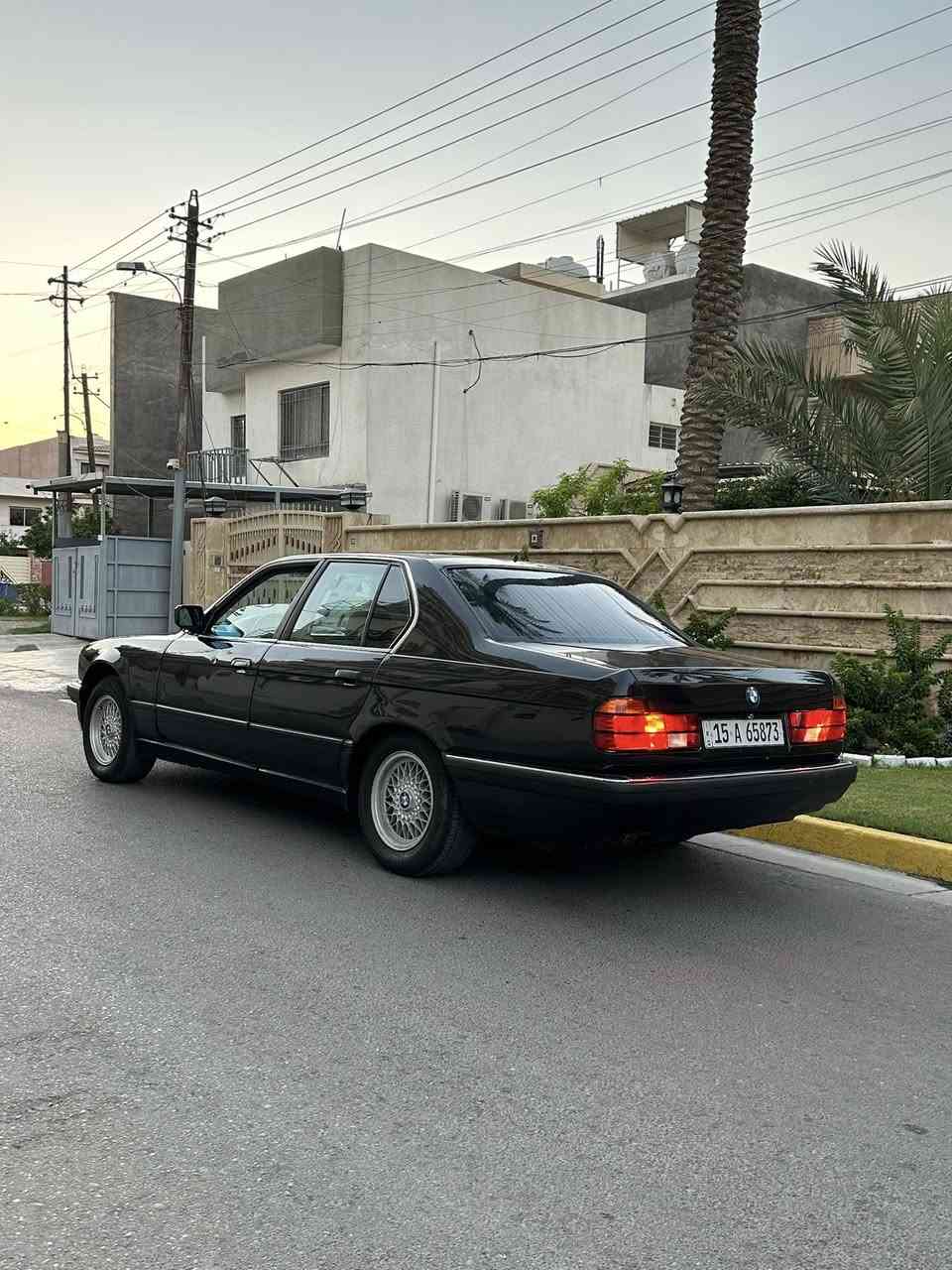 سلام عليكم للبيع او مراوس
بي ام 735 موديل 1990 وارد الماني. 
رقم انبار نكليزي هزه جديده تحويل مباشر. 
صبغ جماليه فقط مكفوله من ضربه. 
مكينه 6 سلندر جديده كير اوتو جديد
سياره احله من صور مواصفات معروفه 
صدر تخم تاير كله كامل تبريد ثلج. 
ملاحضه بيها لايد روف عاطل فقط
سعر سياره 58 ورقه وبيها مجال للشراي 
مكاني بغداد حي الجامعه رقمي ***********
