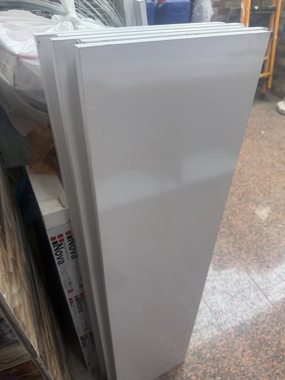 السلام عليكم فاترينات عدد٤ مع وحده ازغيره
مع ميز كاشير بدون جرار
العرض الفاترينات متر نزال ٢٠
الارتفاع مترين ونص نظافه ١٠٠/١٠٠
مع رفوف ام دي اف الثقيل عدد الرفوف ٢٠
عرض متر و٢٠ 
نزال ٣٠ سم
مساطر عدد ٢٠ 
طول متر و٢٠
شيال عدد ٦١ شيال
مع ميزان الكتروني جديد مع حافضات اغراض بلاستك عدد ٤ مكاني نجف ابيعهن شلعه وحده جوه ال٥٠٠ الف بيع مستعجل ***********
