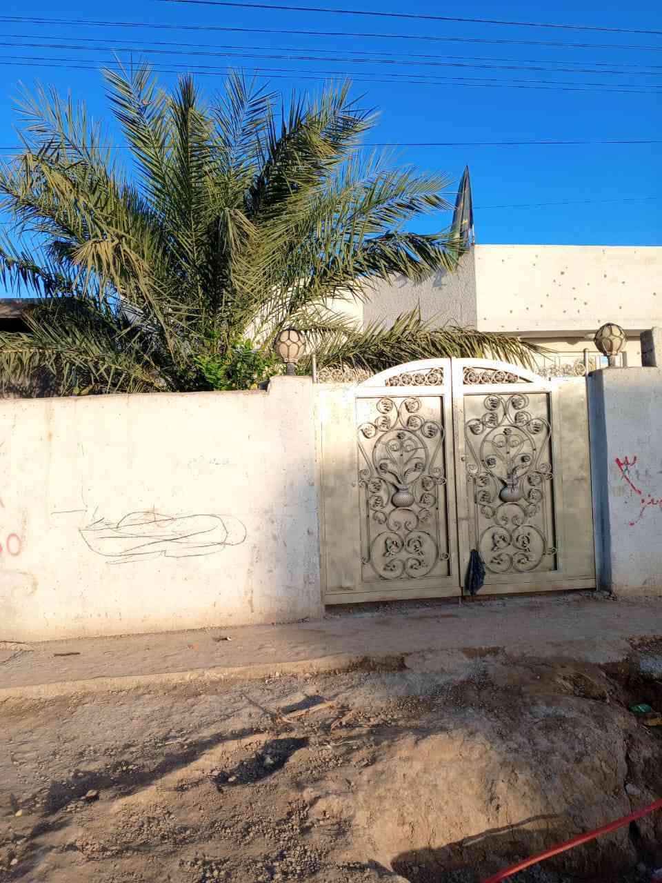 بيت في شارع نفط، طابوق، المساحة 300 م²، كافة الخدمات متوفرة.
يتكون من غرفتين وصالة ومطبخ واستقبال.
يقع في شارع نعيم.هاتف نقال
للتواصل: ***********
