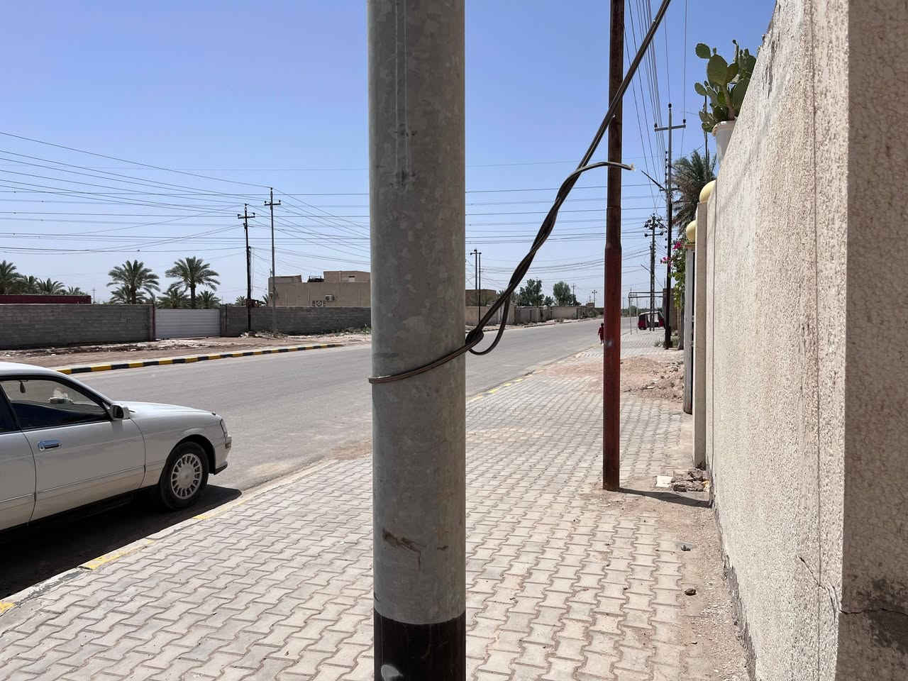 دونم للبيع مع مع دار تتكون من مشتملات اثنان مع محل وحديقه واسعه وبابين الباب الأول ع الدار ع الشارع العام شارع تجاري والباب الثاني ع الارض الفارغه مسيجه بالكامل جنس العقار طابو صرف سند ٢٥ تحويل مباشر أو وكاله العنوان دور النفط كصيبه الاوله قرب حسينية الزهراء ع الشارع العام للأستفسار ***********
