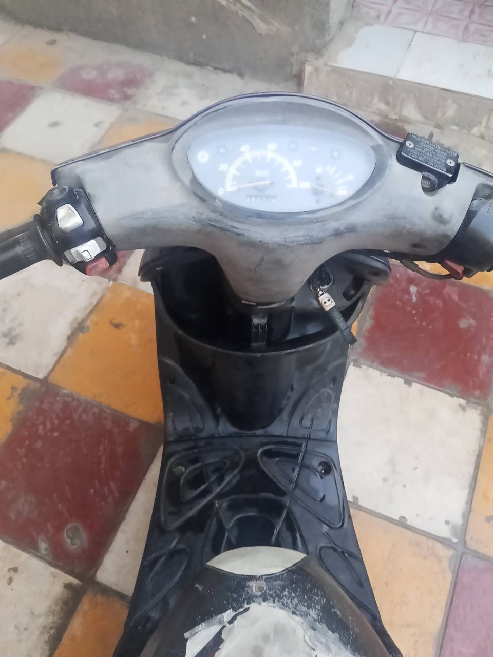 الكزز للبيع نضيفه شرط التشغيل سلف 400 الف انتصال عل رقم ***********
