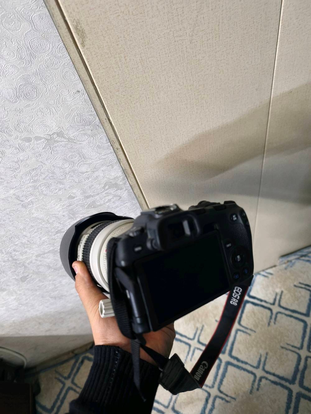 كاميرا كانون R8 + ادبتر + عدسة 70-200 فتحه 2.8 اصدار ثاني دبل ستبلايزر 