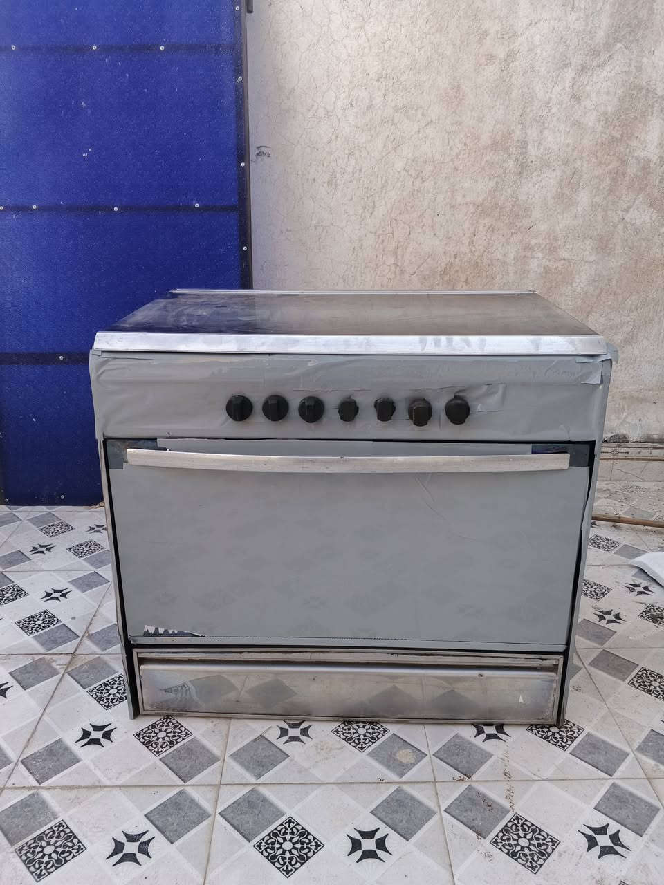 نظيف كلش شغال عيون وفرن 
ب200 
***********

