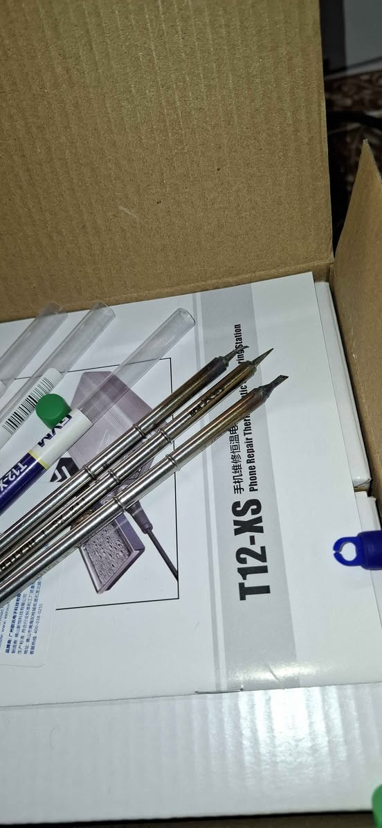 🔥 للبيع – كاوية احترافية GVM T12-XS 🔥
📌 مستخدمة أقل من شهر – ٣ رؤس وياهه نظيفة جداً كأنها جديدة
إذا تبحث عن كاوية احترافية وسريعة الاستجابة لأعمال الصيانة الدقيقة (موبايل، لابتوبات، بوردة إلكترونية)، هاي فرصة ممتازة 👌
🔹 الموديل: GVM T12-XS
🔹 القدرة: 72 واط
🔹 نظام رؤوس T12 الاحترافية
🔹 شاشة رقمية لعرض الحرارة
🔹 تحكم دقيق بدرجة الحرارة (توصل لحدود 480°C)
🔹 تسخين سريع جداً وثبات ممتاز بالحرارة
🔹 مناسبة لصيانة الموبايلات والأعمال الدقيقة
📦 الحالة: نظيفة جداً، استخدام خفيف أقل من شهر
💰 السعر: 75,000 دينار عراقي
📍 سبب البيع: ما محتاجها حالياً دهوك, العراق


**إذا كنت صاحب هذا الإعلان وتريد حذفه لأي سبب، رجاءا أرسل رسالة إلى الدعم الفني**