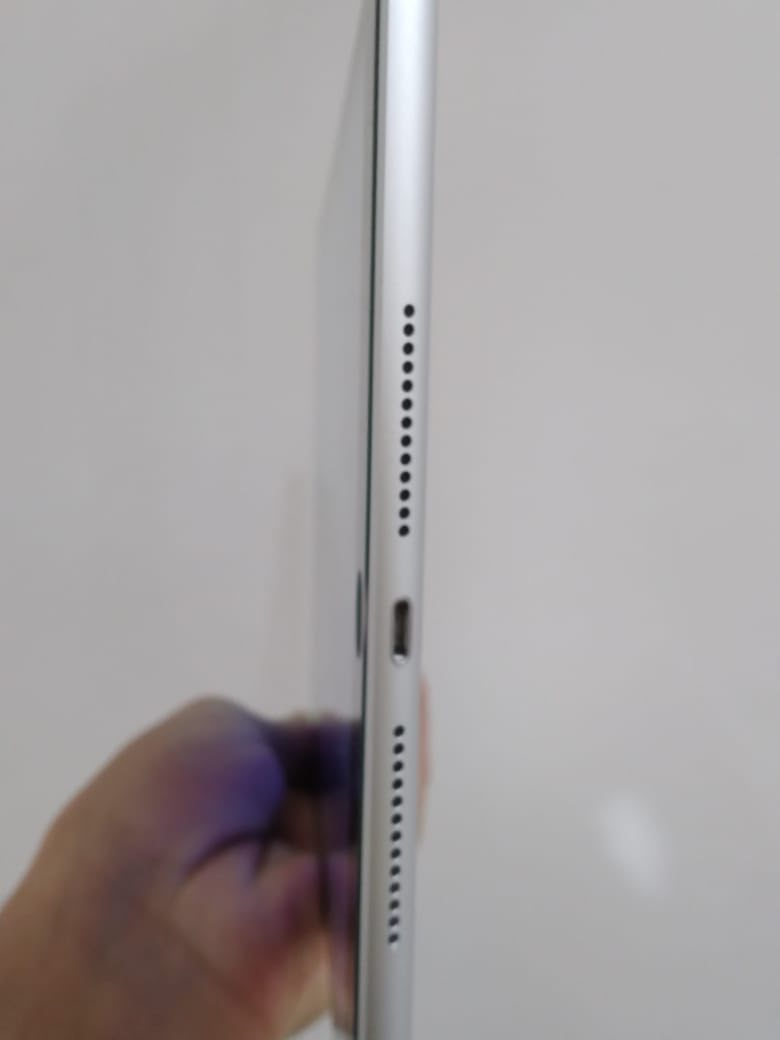 سلام عليكم ايباد 9 نضيف بحاله جيده نضافه 100% 🔥كامل ملحقات لو ابيض صدفي غني عن التعريف للبيع السعر 270وبيه مجال بسيط للشراي 

للتواصل /*********** متوفر واتساب
