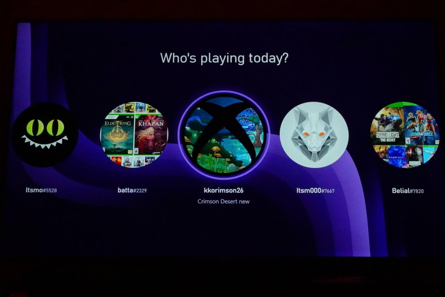 السلام عليكم شباب..
للبيع بكج Xbox Series X كامل ومجهز من كلشي، تاخذه وتكعد تلعب كبل بدون ما تصرف عليه دينار إضافي. البكج يتضمن:
​🎮 جهاز اكسبوكس سيريس اكس (نظيف جداً ومثل ما تشوفون بالصور).
🎮 يدات تحكم عدد 2 (وحدة سودة أصلية والثانية بيضة).
🔋 شاحنة بطاريات مال يدات (حتى تخلص من دوخة الباتريات العادية وتصرف).
🌐 حساب كيم باس (Game Pass) شغال بي أكثر من شهر.
👤 حسابي الأساسي.
👾 حسابات مشتركة مشتريها من متجر حسين عيسى، مليانة ألعاب دسمة (Cyberpunk، Elden Ring، Resident Evil Village، Baldur's Gate 3، وغيرها كومة ألعاب.. تكدرون تشوفون المكتبة بالصور المرفقة).
⚡ جهاز يو بي اس (UPS 1500VA): (للامانة شباب، الباتري مالته حالياً مو تمام، يمشيك تقريباً دقيقة وحدة بعد ما تطفا الكهرباء، بس حتى تلحك تطفي الاكسبوكس بأمان).
​💰 السعر: 650 ألف دينار عراقي (قفل غير قابل للتفاوض، رجاءً بدون إحراج السعر كلش مناسب ويه كل هاي الملحقات والألعاب).
📍 المكان: بغداد.
​📞 للتواصل: *********** (اتصال أو واتساب).
