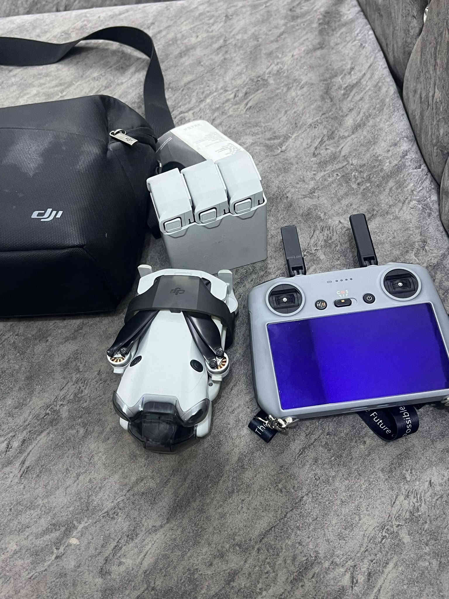 توفر من جديد 
درون mini 4 pro

درون نضافه كدامك كمبل واضح بل منشور 

مكفول من التصليح 

ملحقات 

بطاريات عدد :3 بلاص مو العادي 

ريمونت شاشه سمارت 

جنطه حامي مراوح حامي كمبل 

مكاني كوت 

***********

سعر 1.300 مليون و 300 الف
