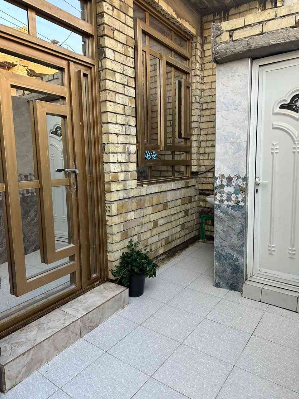 السلام عليكم ورحمة الله وبركاته 
مشتمل مساحه 100 متر
طابو زراعي صرف 
طابق واحد 
بناء حديث 
خدمات فول
عنوان الامين الثانيه 
قرب كرار وائلي 
اقرب نقطه مستوصف قيد بناء
السعر 118 بيه مجال
***********
