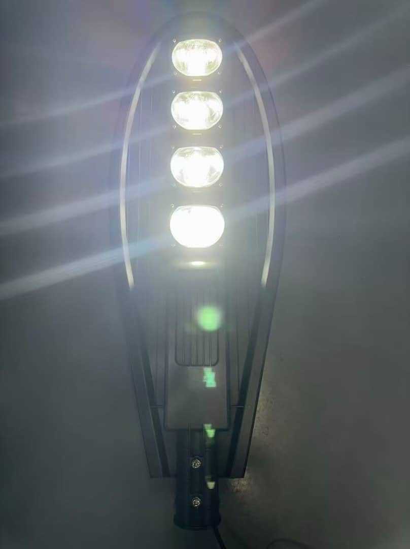 يتوفر لدينا عوازل كهرباء أسلاك المنيوم اعمدة انارة مغلونة اعمدة ديكورية انارة شوارع بغداد عكد النصارى هاتف ☎️ *********** بدر الجبوري
