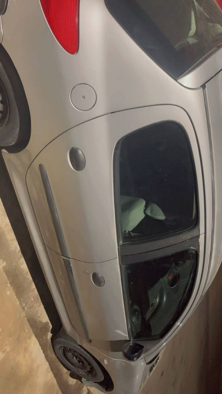 السلام عليكم بيجو 206/2009 بيها  صبغ بنيد جاملغ امامي واحد بدون ضربه تريد تحويل او وكاله *********** (بي واتساب)
