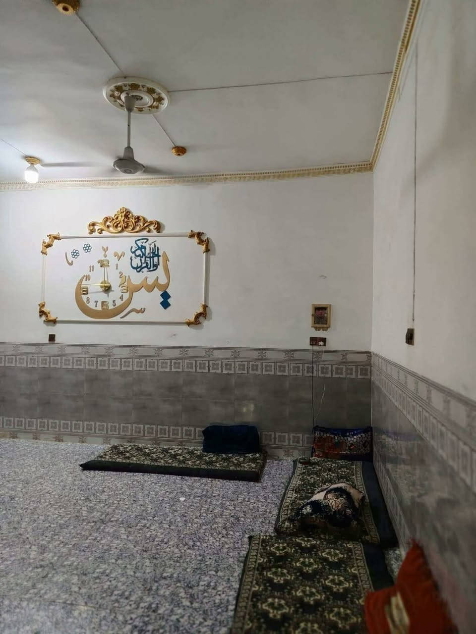 🏡 بيت حديث للبيع - الحلة (حي البكرلي الرابعة) ✨
بيت مميز، نظيف جداً، وبناء حديث متكامل الخدمات، جاهز للسكن الفوري.

📌 تفاصيل العقار الأساسية:

المساحة: 200 متر مربع.

النوع: صلاح زراعي (مضمون: مرفوع اسمه للبلدية ).

الحالة: بناء حديث، البيت كلش حلو، نظيف، ومرتب جداً.

🧱 التصميم الداخلي (تقسيم الغرف):

الطابق الأول: استقبال + صالة واسعة + مطبخ + غرفتين نوم + الملحقات الصحية.

الطابق الثاني: غرفة نوم + صالة.

⚡ الخدمات والموقع:

الخدمات الأساسية: ماء + كهرباء مستمرة + شبكة مجاري متكاملة.

الخدمات الإضافية: خط مولد ذهبي.

الشارع: القرب من التبليط مسافة 6 أمتار فقط.

💰 السعر وطريقة التواصل:

السعر: 46مليون دينار عراقي (وبي مجال قليل للشراي الطيب).

المكان: بابل - الحلة - حي البكرلي الرابعة.

📞 للاستفسار ومعاينة البيت:

للمزيد من التفاصيل والاتصال المباشر (أو المراسلة عبر الواتساب):

👉 ***********

ملاحظة: يرجى الاتصال هاتفياً أو عبر الواتساب لسرعة الرد
