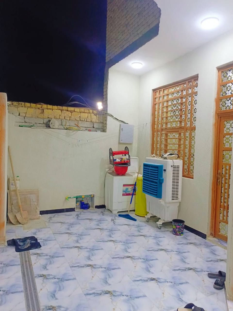 اللهم صل على محمد وال محمد.. السلام عليكم
بيت زراعي للبيع علماً ان المنطقة او الفرع كله مستلمه وصولات. البيت بناء طابوگ وسقف كونكريت وستاره مترين الا ربع كما اموضح بلتصوير بناء جديد صار اله ست اشهر من كمل البيت ١٤٠متر يحتوي على استقبال ٦ومطبخ وصاله ٧×٤وغرف عدد ٢ .. ٥ونص×٣ونص ومنور وحمام داخلي وصحيات خارجي وطارمه.. السعر ٧٨وبيه مجال قليل خدمات ماي مجاري كهرباء انتر نت ضوئي مولد أمبير 

المكان سديناويه قرب الدله شارع الشهيد ابو مهدي المهندس المصوره مو اول فرع على اليسره ثاني فرع ويكون اقرب للشارع العام من مدرسة صفي الدين.. 

ملاحضه الناشر ابو البيت..***********
