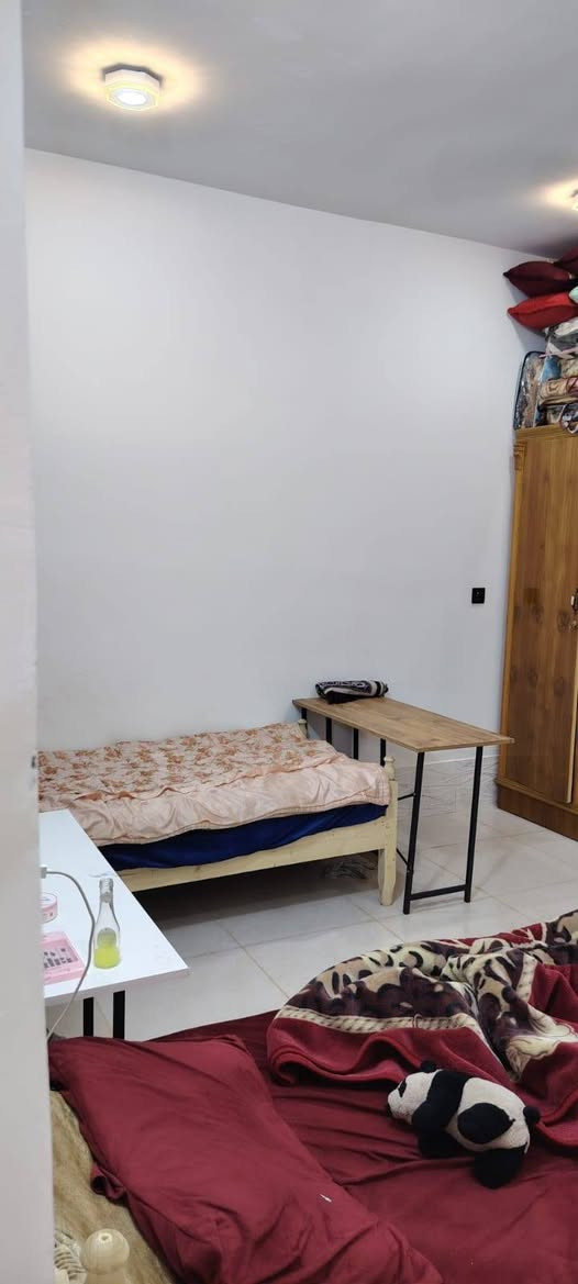 بيت بلحكيم شارع كاله ٢٠٠متر غرفتين واستقبال وصاله ومطبخ وصحيات خارجيه وداخليه ومناور اثنين حديقه وكراج طابوق بناء حديث ارضيه رفته للاتصال ***********

