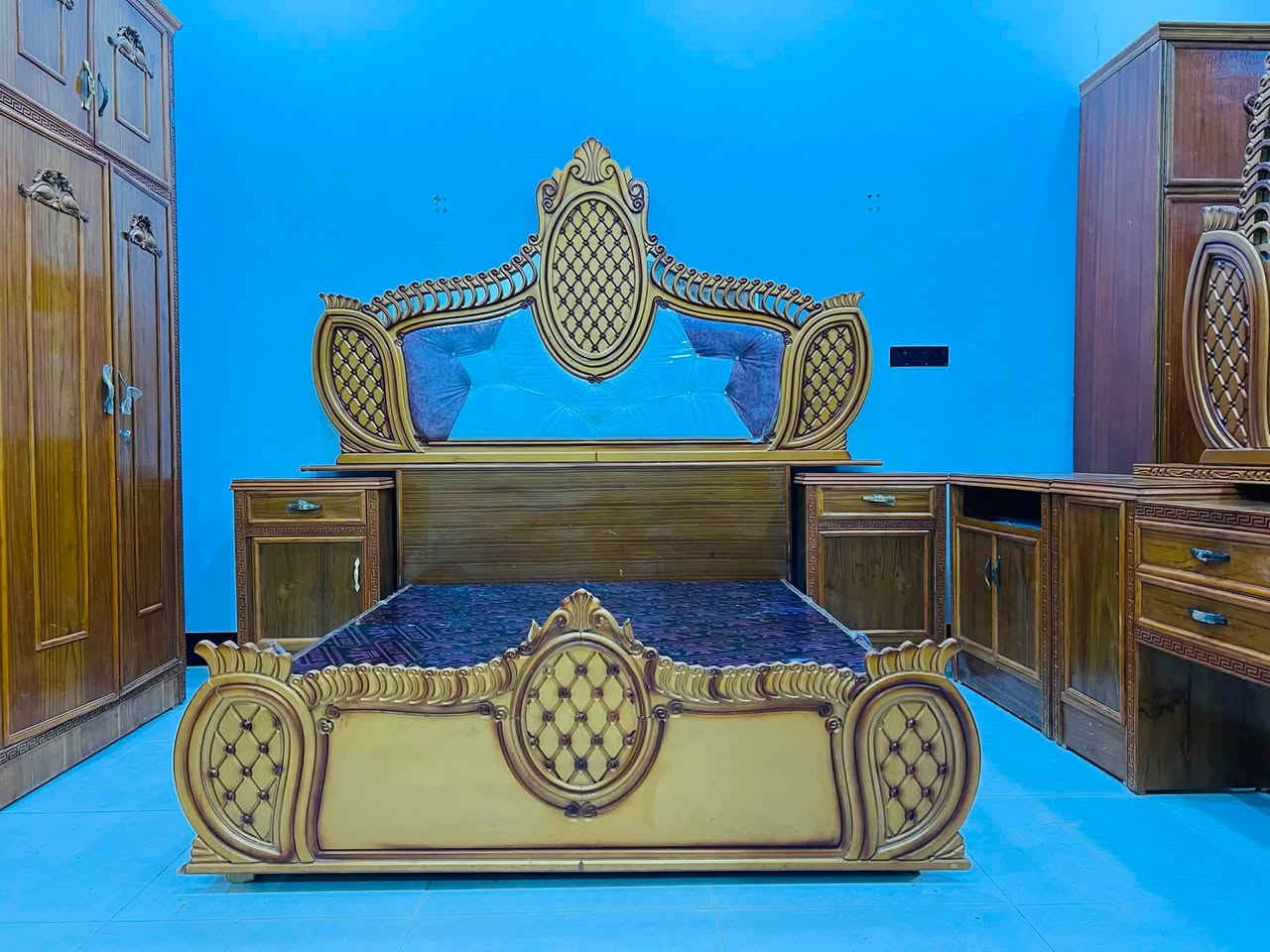 سلام عليكم يوجد غرف نوم مستخدمه شي قليل والأسعار مناسبه العنوان الرمانه يم الجسر الاستفسار ***********
