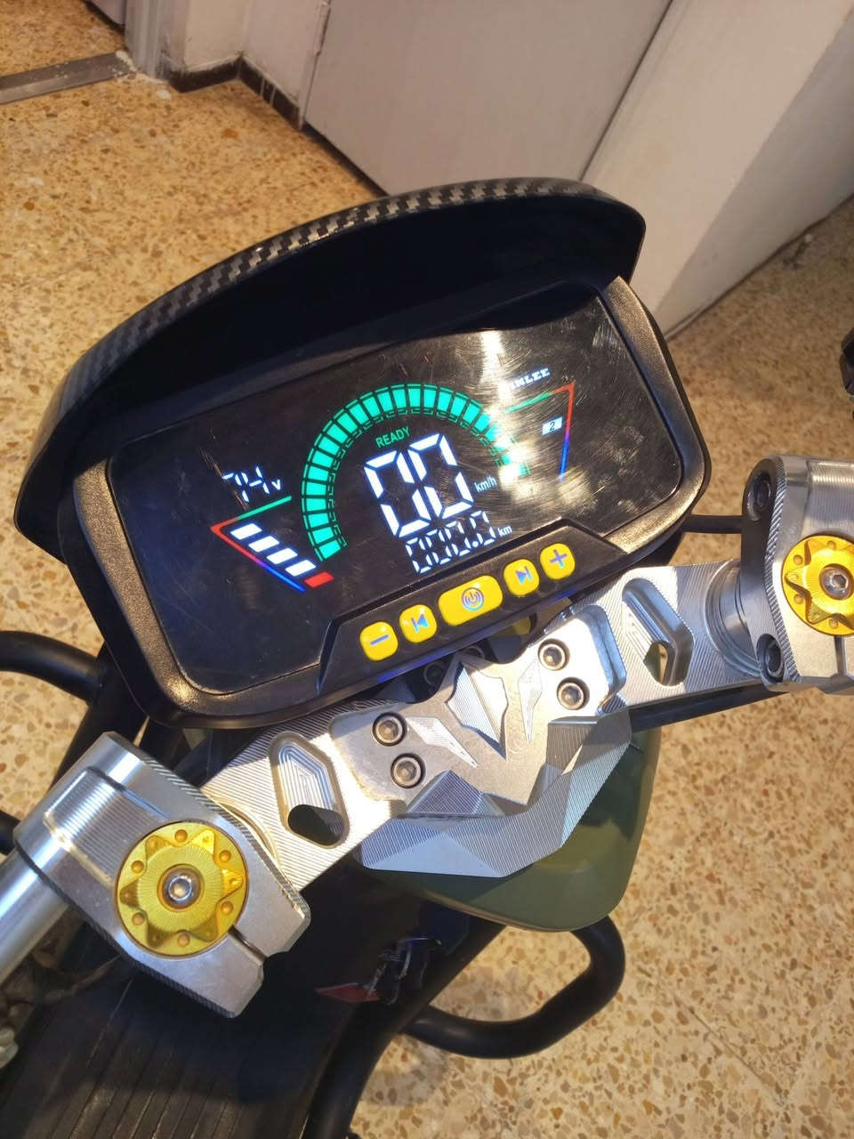 دراجة شحن محدثة R9 للبيع الدراجة جديدة بلوتوث جهاز انذار سويج عدد 2 موجودة بالصالحية  السعر 950 وبيها مجال قليل متواجد على الفيس *********** واتس
