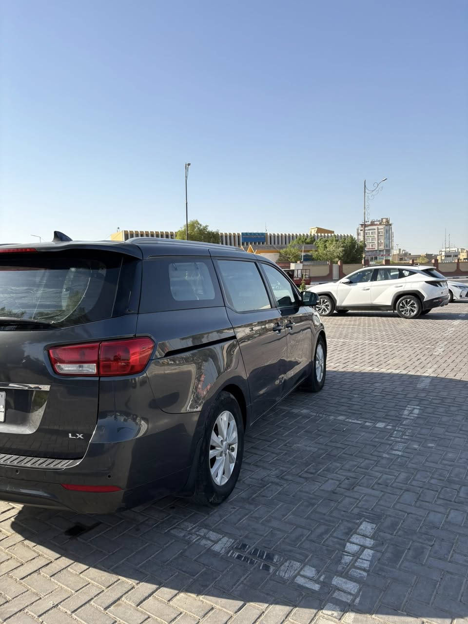 سيدونا ٢٠١٧  امريكي  حلوه ونضيفة بدون لا اتعبك او تتعبني شراي اتصل وبخدمتك 
سعر١٧٥$. وبيها مجال 
***********
