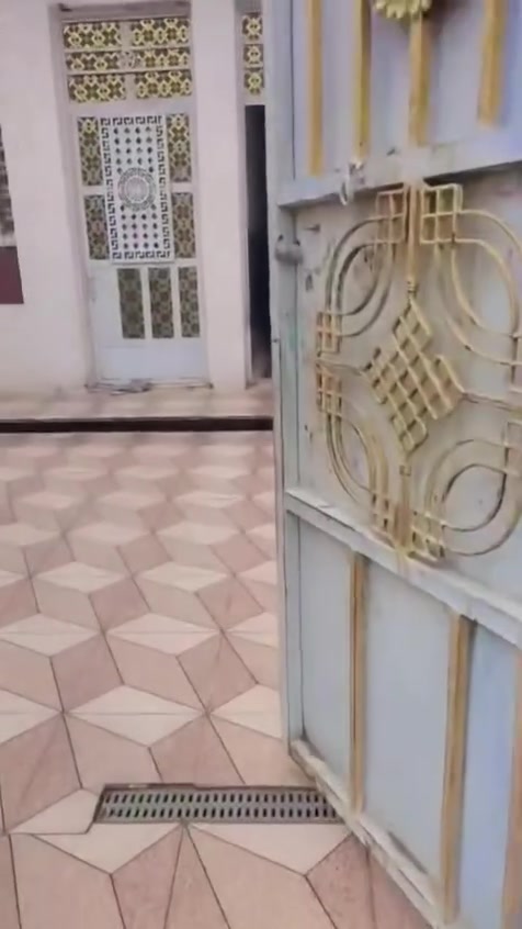 السلام عليكم بيت اللبيع مساحه 125بناء جديد طابوك وره سكلت قاسم بفرعين ***********
