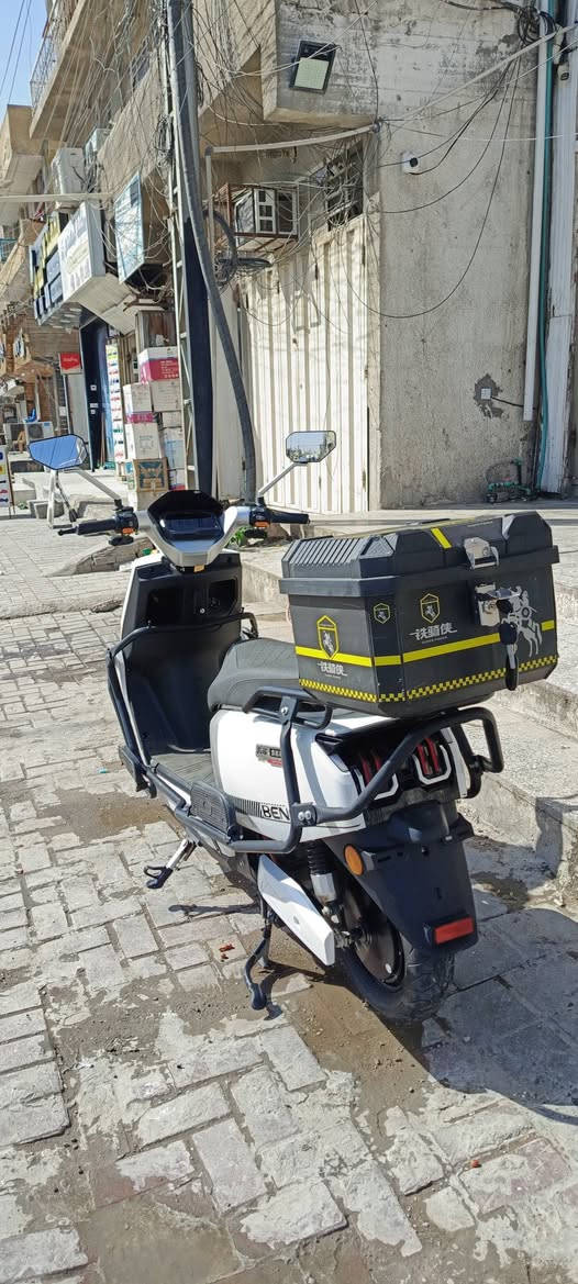 سلام عليكم دراجه شحن للبيع اشاير شغاله عالي ناصي زنون هورن شغال دراجه بصمه وسويج 4 سرعات سرعه 80  جنطه حجم كبير تايرات جدد شاحنتها موجوده الاصليه بطاريات 6 مسطرا حجم كبير   واكفلها الك من التاير للتاير سعرها 750 وبيها مجال مكاني بغداد الشعب  رقم تليفوني ***********
