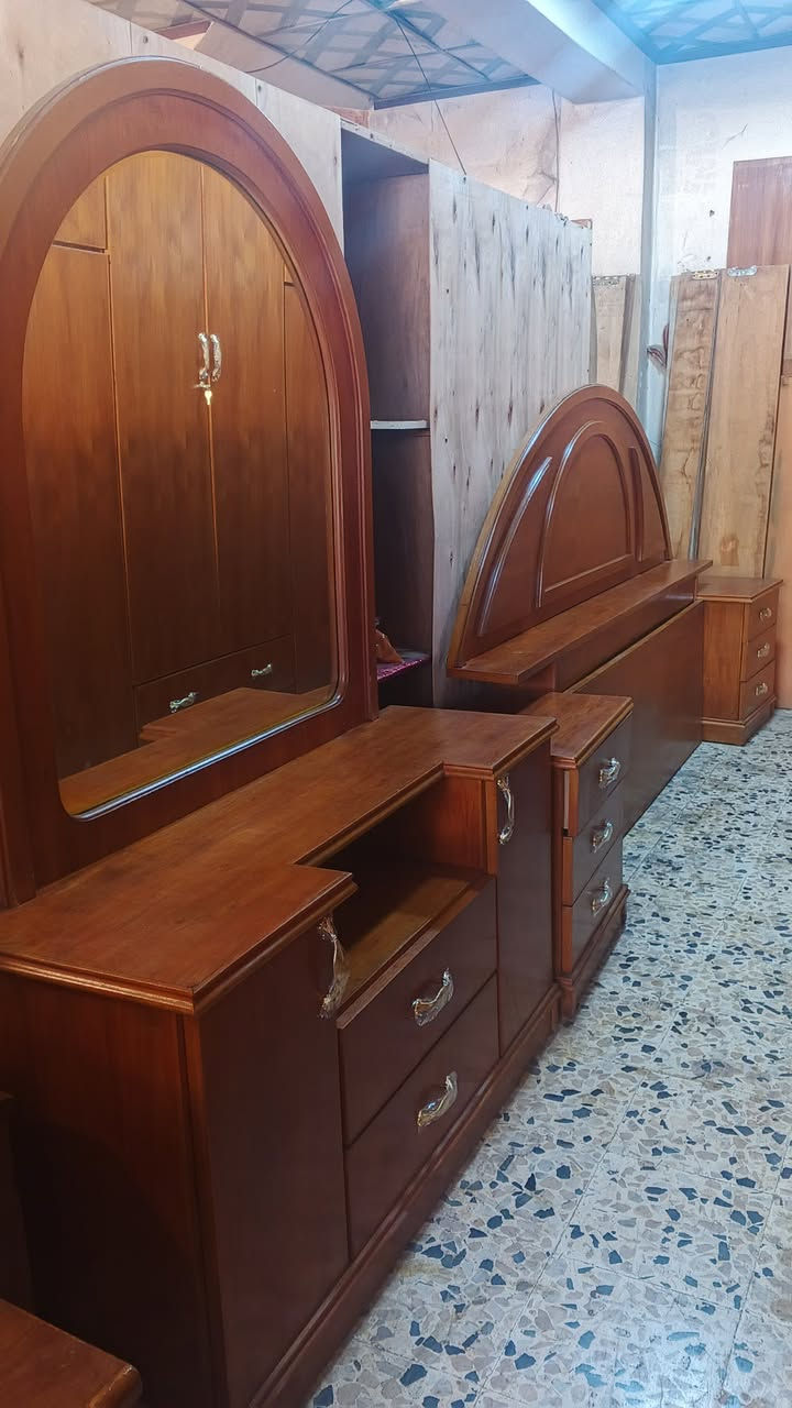 غرفه 6 ابواب ملحق كلاسيكي شغل درجة اولى 
موصل حي البكر قرب ساحات الرمل والحصو 
للاستفسار الاتصال على 
***********
***********
بإدارة/ ابو كرم وأولاده
