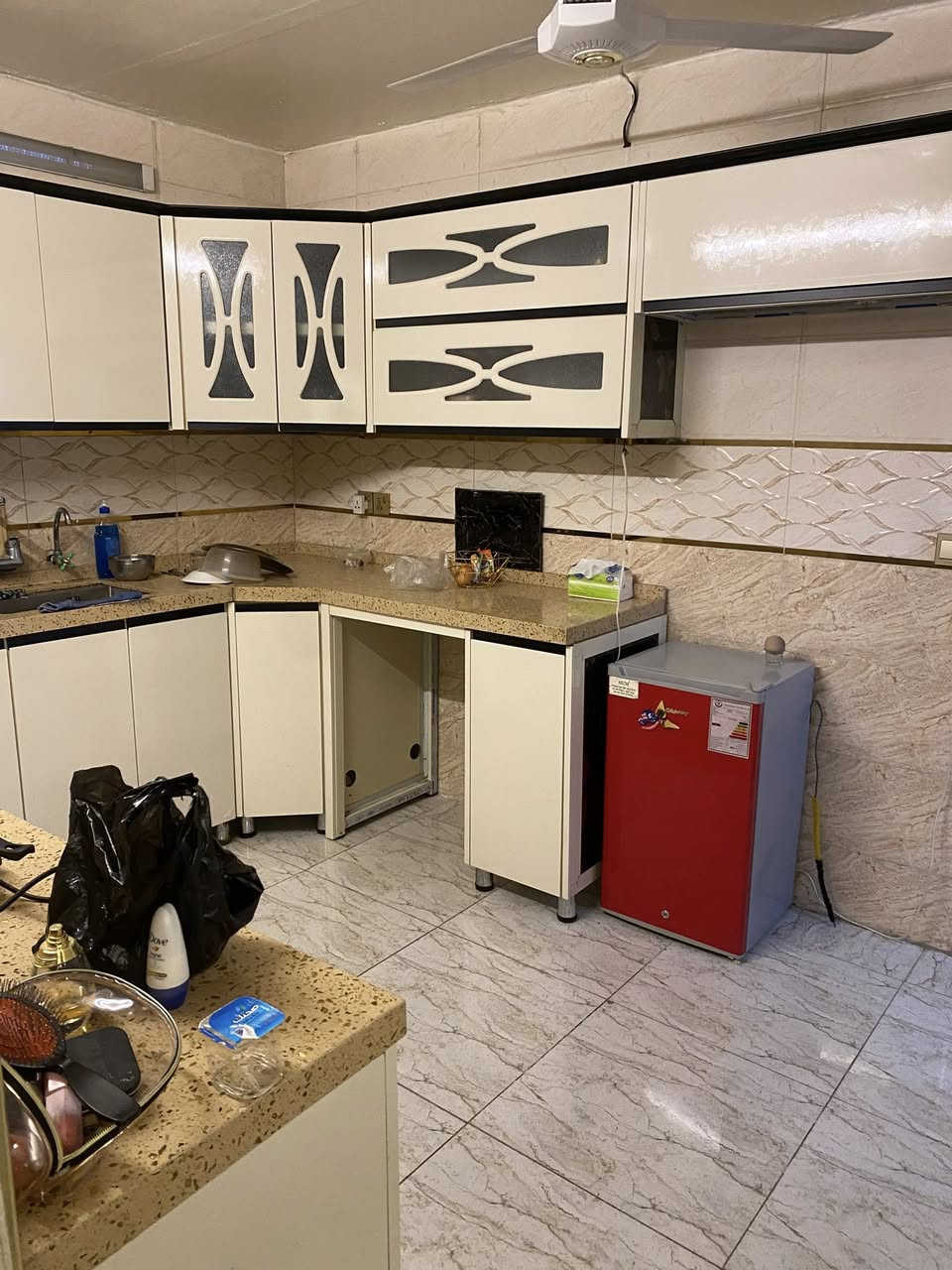 السلام عليكم عندي بيت للبيع يم حسينية محسن الحكيم قريب على مطعم الرياضي مساحه 55متر السعر 119 وبي مجال ***********
