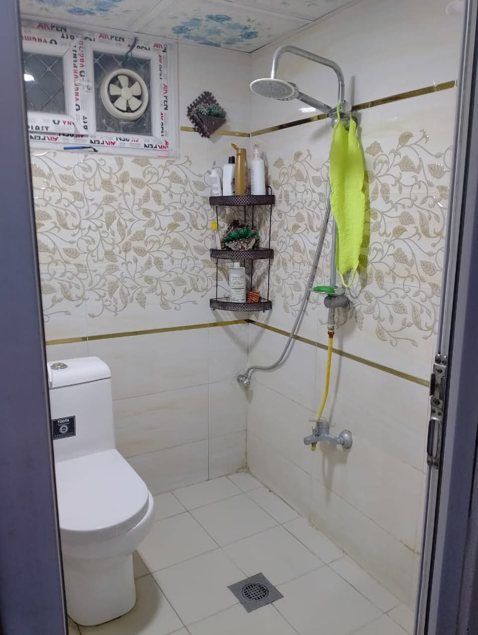 دار للبيع طابق واحد المساحة ٧٥ متر واجهه اربعه اله ربع ونزال ٢٠ 
يحتوي على صاله وحولي وحمام وغرفه نوم ومناور عدد 2  وبيتونه وسطحين 
الموقع حي الجهاد الاساتذة قرب الاربع شوارع  مال مجمع السلام السكني 
السعر 140 مليون وبي مجال 
الاستفسار واتساب ***********
