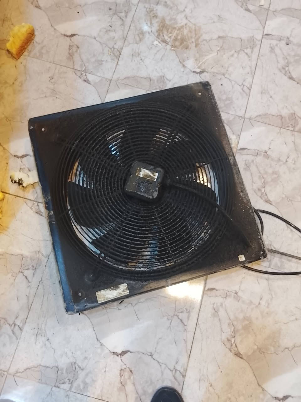 السلام عليكم مفرغه للبيع قياس 60*60 اصليه شرط درجه اولى باب اول 
***********
