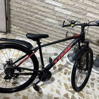 عندي بايسكلات ثنين للبيع  الاحمر حجمه ٢٩ الابيض حجمه ٢٦ نضافه فول بس ا...