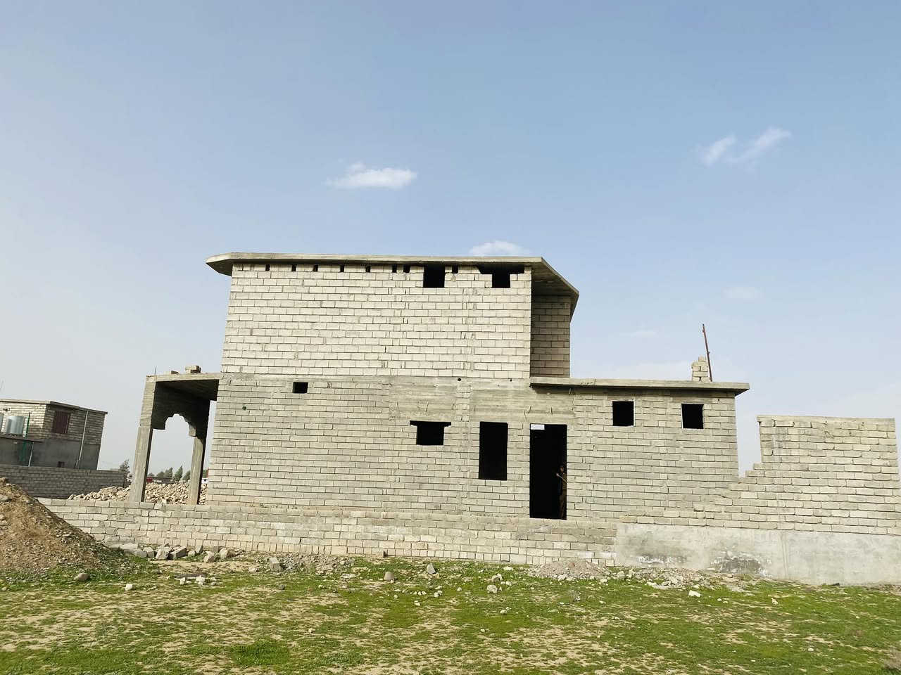 السلام عليكم بيت للبيع المكان القيارة الحاوي الصايلة قرب بستان الطعمه ومشروع تل عبطة

مساحة الأرض الكلي ٦٠٠ متر /مساحه البناء الطابق الأول ٢٤٠ متر /الطابق الثاني ١٤٠ متر /البيت متكون من الطابقين الأول غرفتين وحده منهن بيها حمام وهول موزع وحمام ومطبخ+حراري +مخزن للمونه  وهول كعده وربعه ورا البيت صحيات ///عندك الطابق الثاني هول موزع وغرفتين وحمام  وصحيات خارجيه //ملاحظه البيت بيه بواري تئسيس كهربائي بل صب 

اتصل ***********
