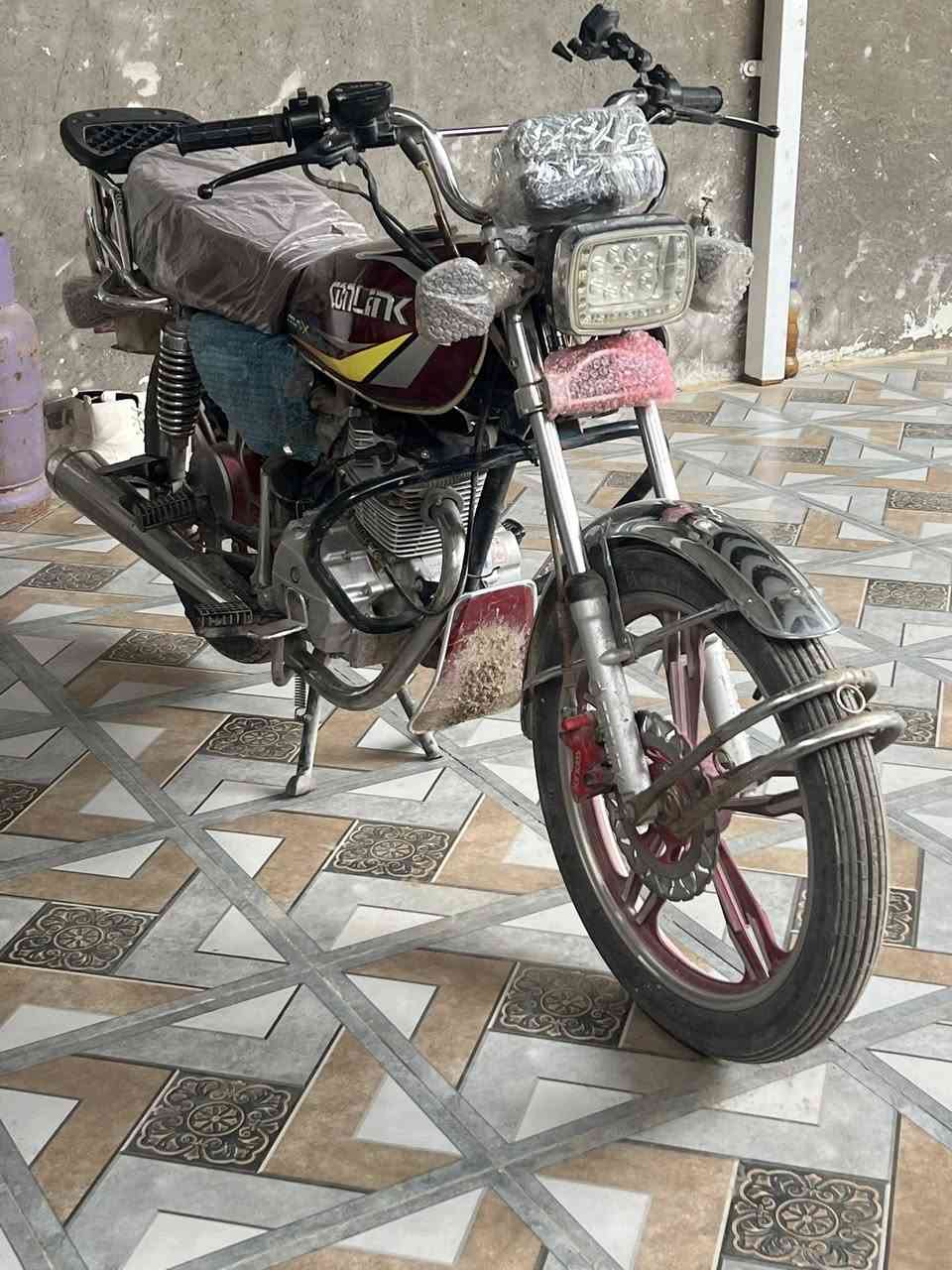 السلام عليكم دراجة لبيع سيفان موديل ٢٠٢٣ نظيفة دراجة مكفولة مكينة مكفولة من الفتح والنضوج  زوج تايرات جدد مابيها أي نقص شلة ومعدل فول  السعر ٦٠٠ بي مجال مكاني تقاطع القدس ***********
