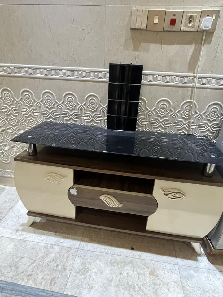 ميز تلفزيون للبيع 
السعر ١٢٥ 
المكان كربلاء 
***********
