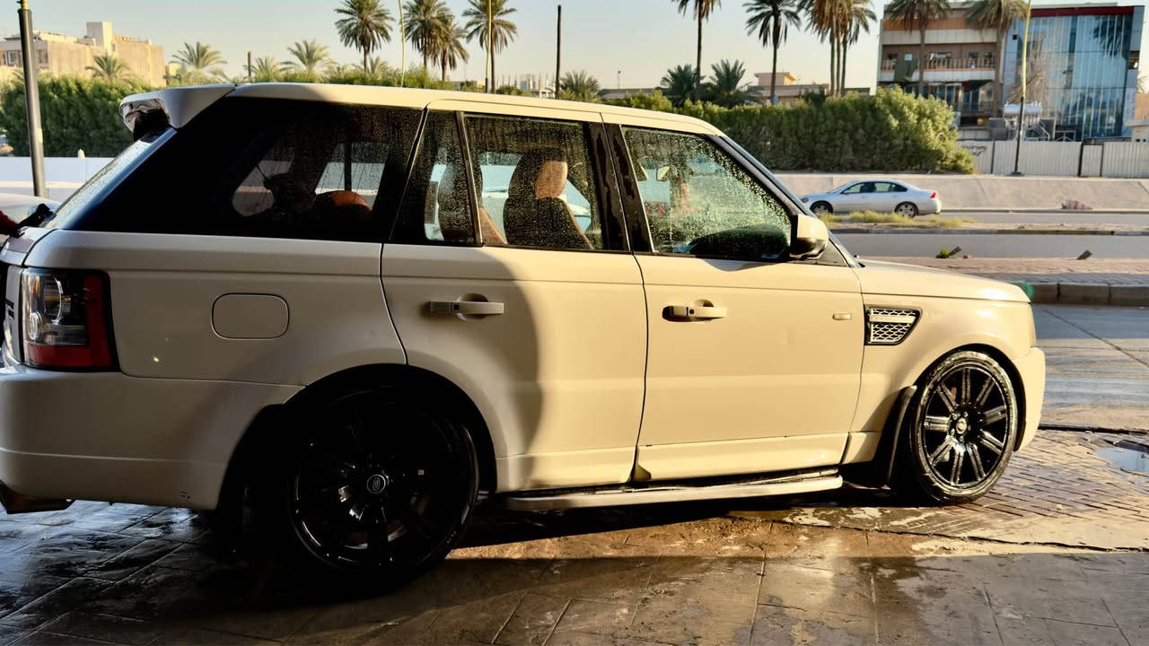 السلام عليكم رانج سبورت تنفس طبيعي موديل 2010 خليجي محدث 2013 فول موصفات كفالة من الصبغ سونار موجود باسمي هزة رقم جديد ادامة كاملة وبالعافية على اليخذها سعرها 135 وبيها مجال 
بيع او مرواس 
مكاني بغداد 
*********** بغداد, العراق
