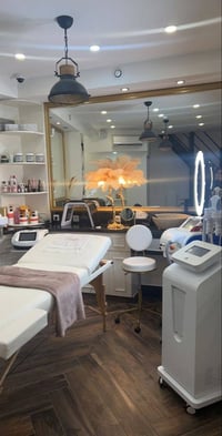 #مجمع #طبي في #اليرموك يحتوي على طابق #تجميل جاهز للإيجار للتواصل 0771...