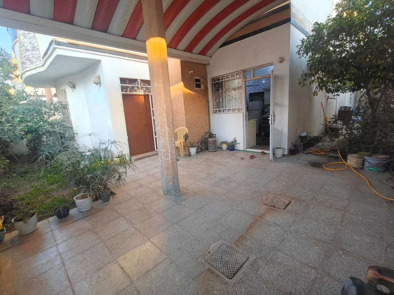 بيت في مجمع المناذره السكني المساحه ٢٥٠متر يحتوي على ٣غرف نوم وصاله وستقبال حمامات عدد٣مطبخ البيت كلش نظيف ومرتب باقي التفاصيل خاص ***********
