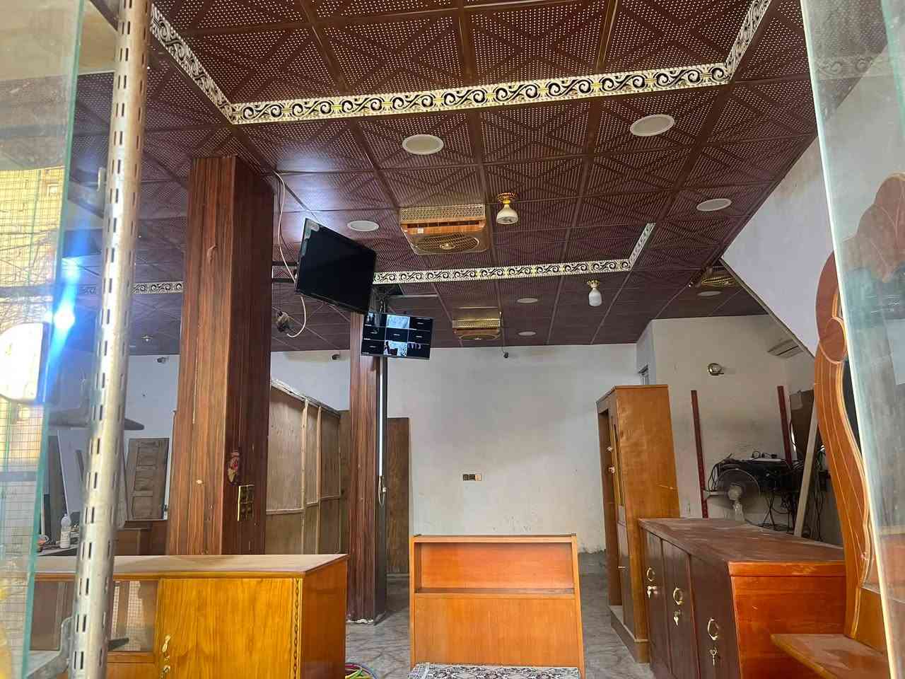 السلام عليكم شقه طابو زراعي سند ٢٥ العنوان كربلاء خير الدين الايح قريبه ع مدينه الزائرين الفرييحه تبعد على طريق يا حسين ١٠٠ متر الشقه ١٠٠متر تحتوي ع غرفتين وصاله ومطبخ وصحيات + محل مئجر وشقه مئجره + ايجار شبكه انترنيت السعر ١١٠ وبيهه مجال للستفسار التصال على رقم /***********
