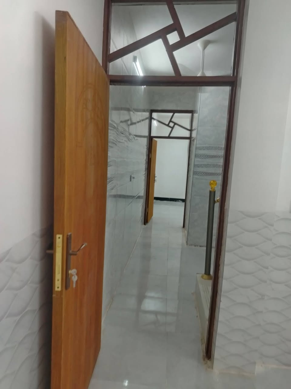 السلام عليكم يبت البيع المساحه خمسه وخمسين متر العنوان بغداد سبع قصور مقابيل حلويات الحمداني خدمات كامله تبليط ومي وكهرباء الاستفسارع الرقم ***********واتساب استقبال صارله غرفه معه قرفه فوك
