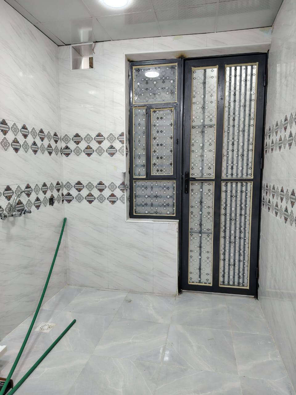 غرفتين +صاله+صحيات خارجيه وداخليه+ديوانيه +مطبخ

المساحه 125متر

الستفسار:***********
