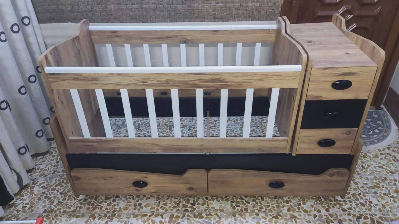 السلام عليكم عندي تخت للاطفال ٢٥٠ اخذتو اريده ١٠٠ الف وبي مجال شويه. العنوان حي السماح الثانيه سايدين المستوصف رقم المبايل.  *********** كورك
