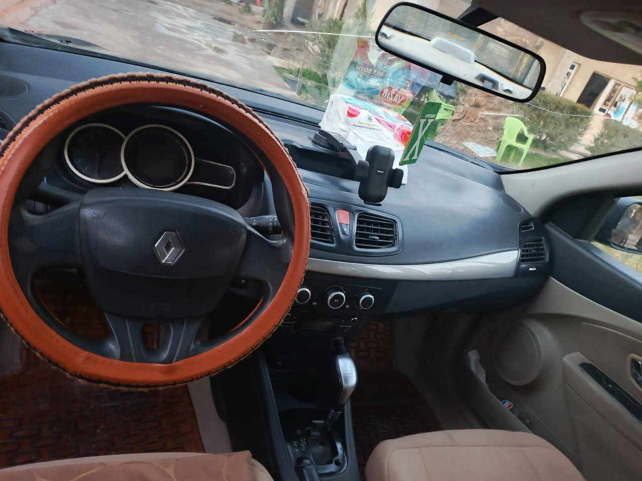 السلام عليكم رينو فلورنس موديل 2016 حادثها باب خلفي وباب امامي بي صبغ وجاملغ تواصل سعرها 60 وبيه مجال بسيط ***********

