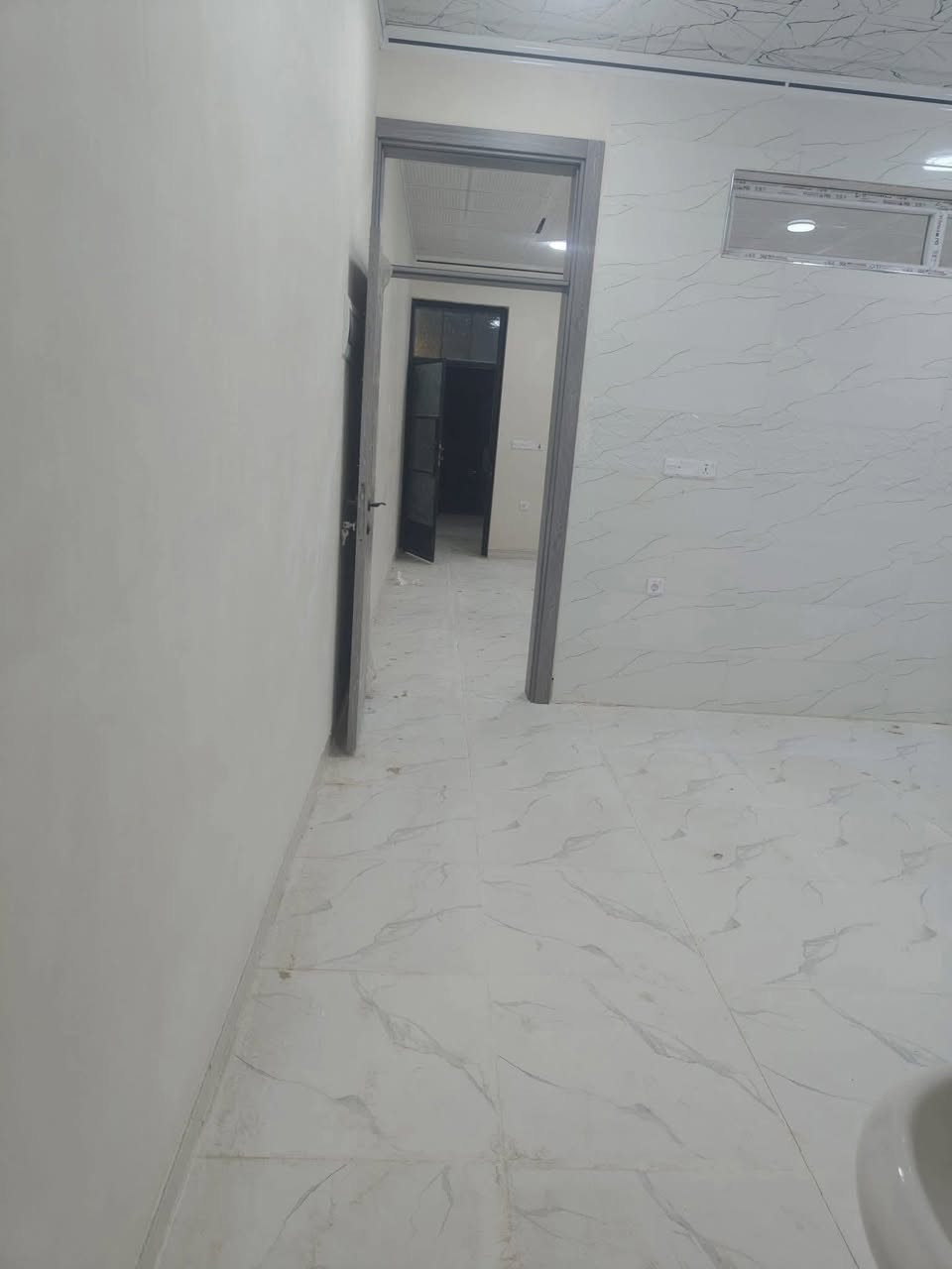 بالتقسيط 
دار للبيع محجوز لصالح مصرف العقاري 
مساحته /100م واجه5م 
طابق ونصف درج خارجي 
يحتوي على غرفتين نوم واستقبال ومطبخ وصحيات 
نظام دكت 
الموقع /مقاطعة 55
مقدمه/30مليون 
مطلوب للمصرف /100مليون يدفع على شكل اقساط شهرية بواقع 438الف شهريه 
للاستفسار/***********
