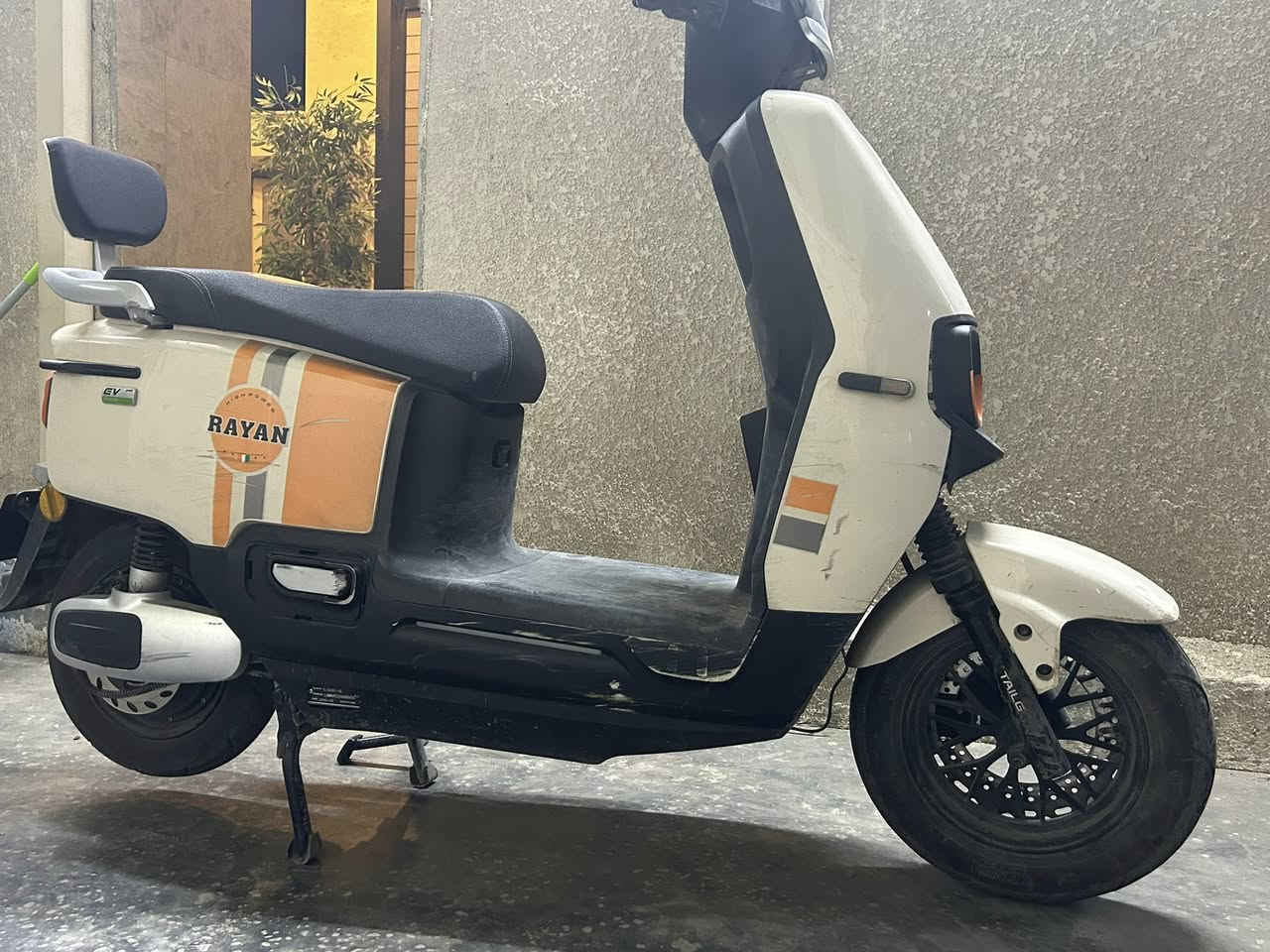 ريان ام عيون صالها يمي خمس اشهر
ناقصها كفرات لان كفراتها تعبانة  
بطاريات ٦ كبار بطارياتها جديدة كهربائياتها كلها شغلالة اضائتها زنون شلعتها تاكل الكاع 
بغداد / حي القاهرة 
للاستفسار *********** واتساب
