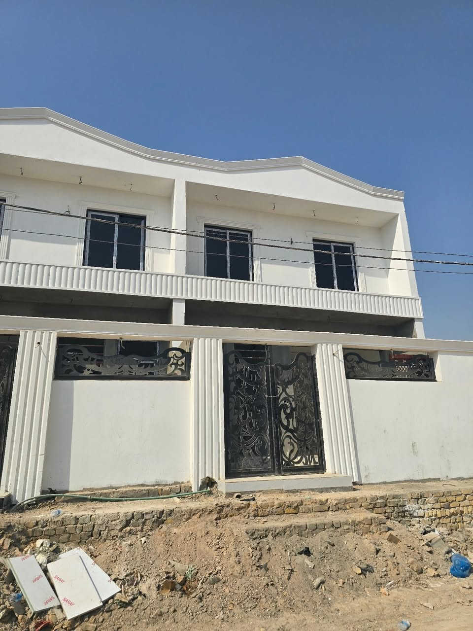 تونات عدد 3 للبيع 
ام الخيل الثانيه خلف السكه 
طابو زراعي سند ( 25) 
____________________________
المساحه / 133 متر  الدار الواحد 
الواجهه / 7 متر 
طابقين كونكريت مسلح 
_____________________________
محتويات الدار الواحد 
3 غرف نوم / صالات عدد 2/ استقبال/ مطبخ/ مجموعتين صحيه/ طارمه 
_____________________________
للأستفســار/ مراجعـــــة مكتـــب النخبه للعقار والمقاولات العامه الكائــن حي العروبه شارع المتحف مقابل ايسي كريم الإيطالي او الاتصال على الأرقام التاليه 
***********
***********
